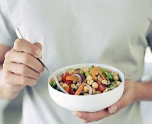 Un home usa alimentos útiles para aumentar a potencia