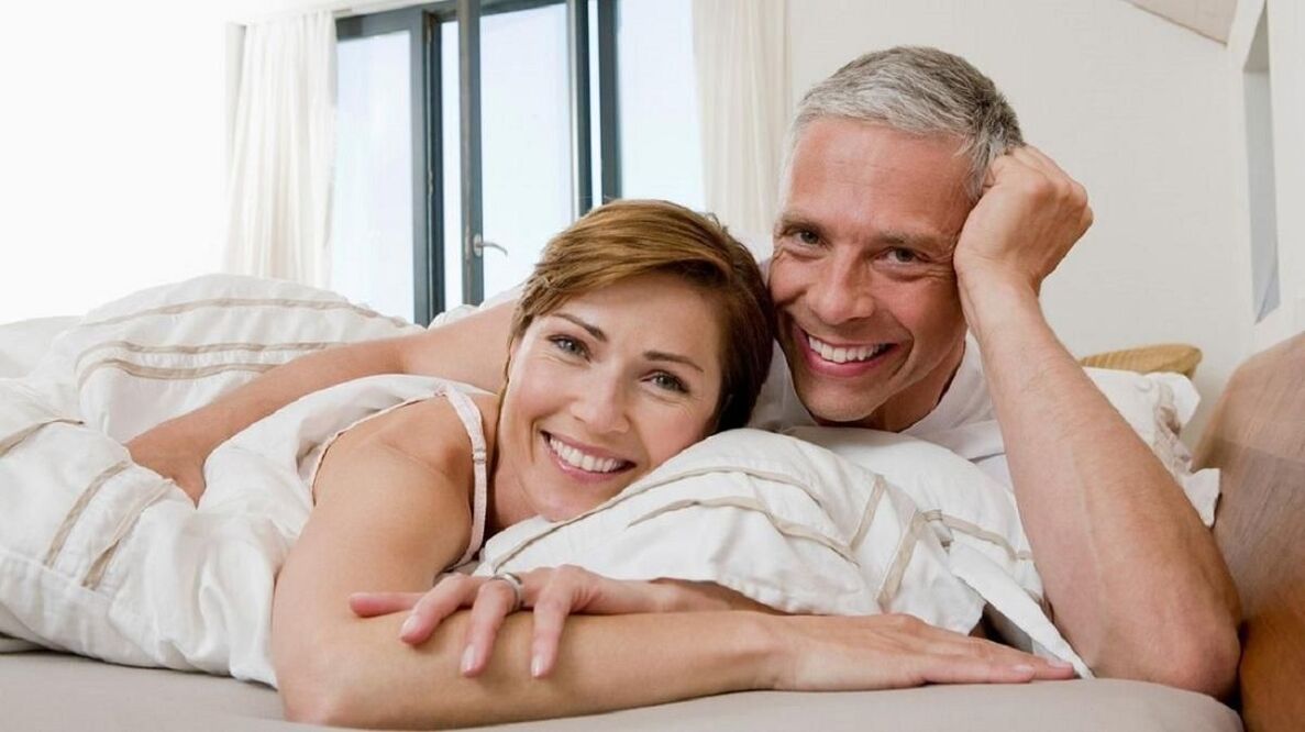 feliz casado na cama